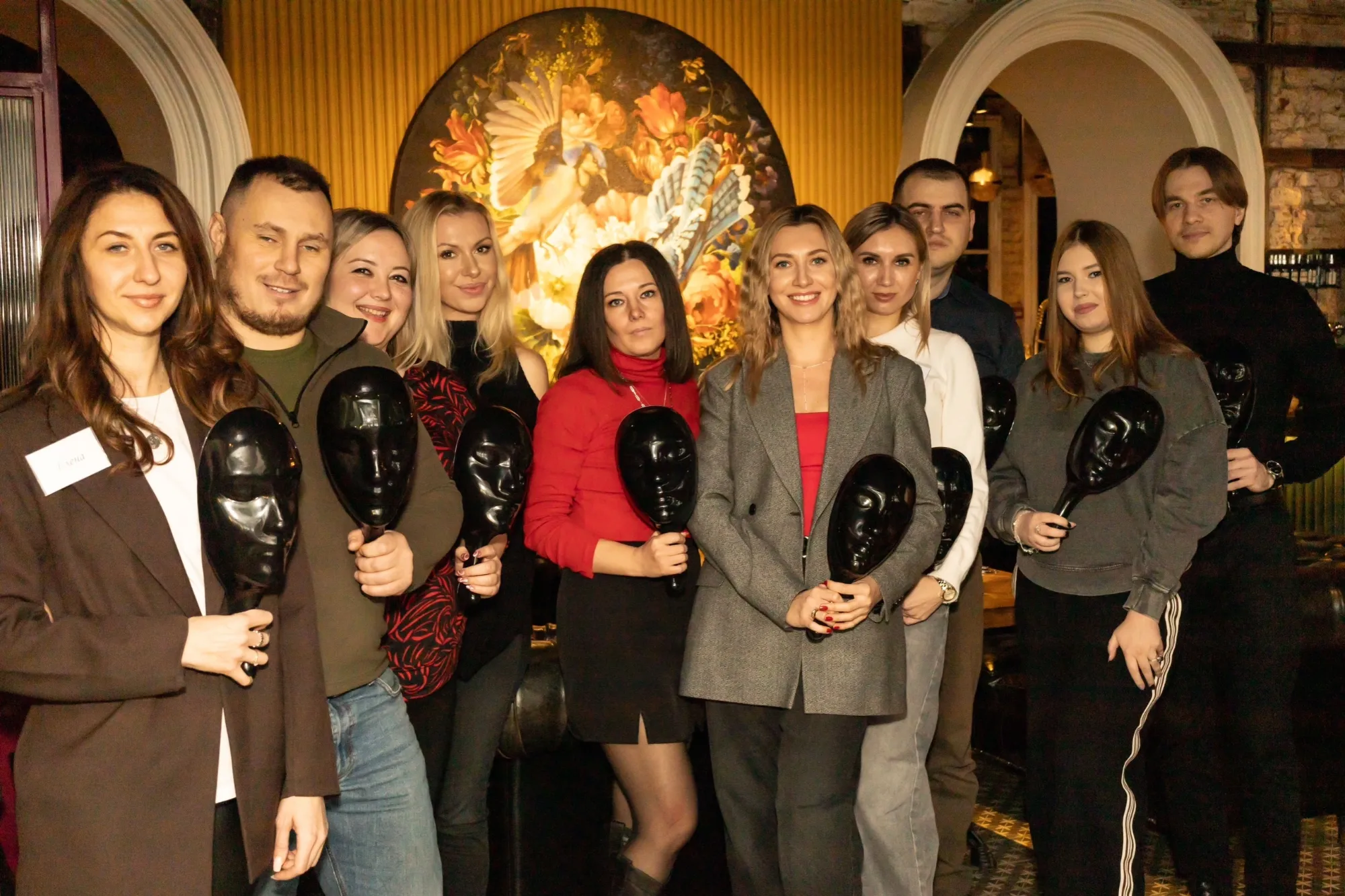 Участники игры с масками в ресторане Орла